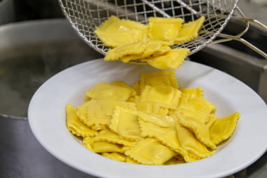 Capeletisendo eriştesi beyaz bir tabakta domates sosuyla hazırlandı. Brezilya 'da bir restoranda.