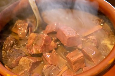 Faytonlu seramik kap, tipik Brezilya yemeği. Brezilya 'da bir restoranda.