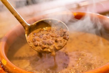 Faytonlu seramik kap, tipik Brezilya yemeği. Brezilya 'da bir restoranda.