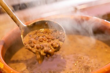 Faytonlu seramik kap, tipik Brezilya yemeği. Brezilya 'da bir restoranda.