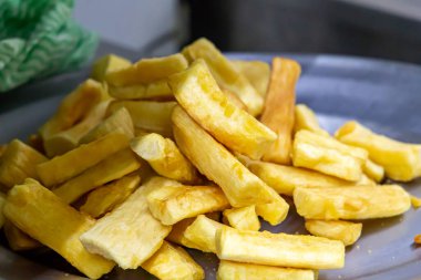 Fayjoada için bir restoranda kızarmış manyok. Brezilya yemekleri..