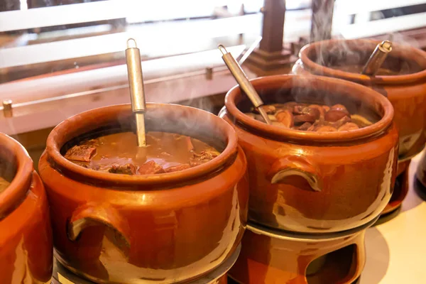 브라질 레스토랑의 뷔페입니다 소시지 케일을 대접하는 브라질 — 스톡 사진