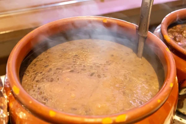 Keramische Pot Met Feijoada Typisch Braziliaans Eten Een Restaurant Brazilië — Stockfoto