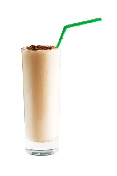 Cocktail de leite com migalhas de chocolate sobre fundo branco. Caminho de corte de energia incluído . — Fotografia de Stock