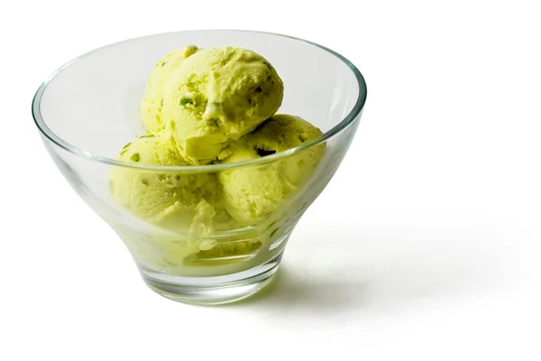 Bolinhas de sorvete verde com pedaços de frutas em vidro transparente ove — Fotografia de Stock