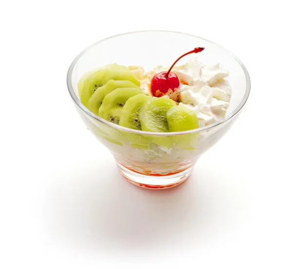 Bolinhas de sorvete decoradas com cereja, fatias de kiwi na transpa — Fotografia de Stock