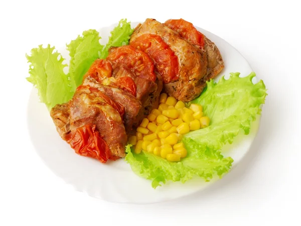 토마토 옥수수와 샐러드 장식에 튀긴 고기는 흰색 배경 위에 접시에 배치 — 스톡 사진