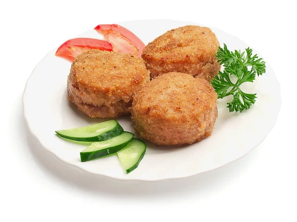 Boulettes de viande frites décorées de tranches de tomates, de concombres et de persil sur fond blanc — Photo