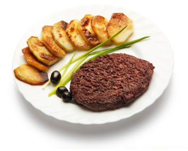 Rosto et dekore edilmiş soğan, zeytin ve patates ile beyaz arka plan üzerinde