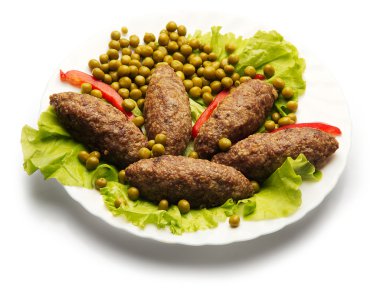 Beşamel sos, dekore edilmiş bezelye ve kırmızı biber