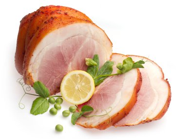 Beyaz arka plan üzerinde limon ve yeşil bezelye ile dekore edilmiş soğuk haşlanmış domuz eti