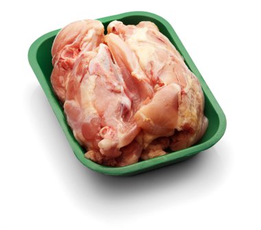 Ham kalpler beyaz arka plan üzerinde yeşil bir tepsi içinde karaciğer