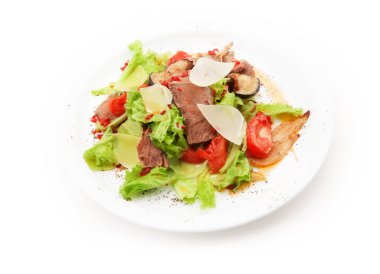 Beyaz arka planda et, peynir, domates, mantar ve salata yapraklarından salata