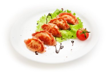 Beyaz arka planda salata ve domates ile Ravioli
