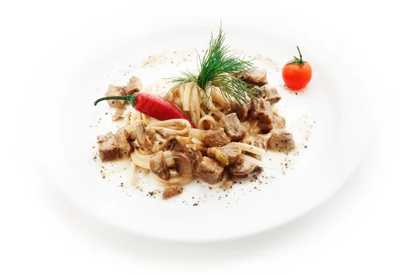 Fideos con trozos de carne y verduras sobre fondo blanco — Foto de Stock