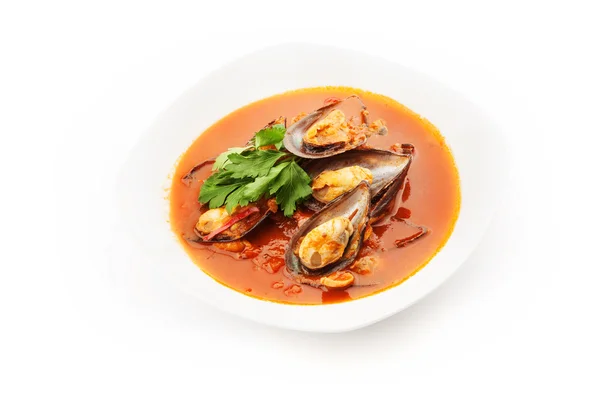 Sopa de mejillones sobre fondo blanco —  Fotos de Stock