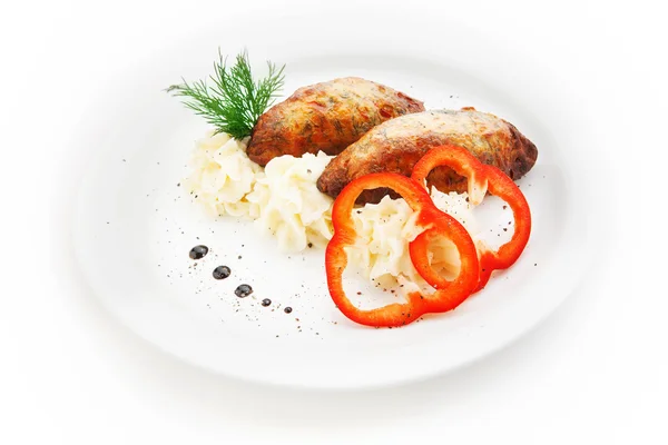 Cutlets met aardappelen en paprika op witte achtergrond — Stockfoto