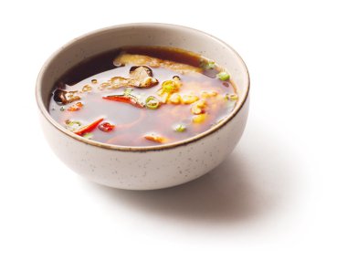 Beyaz arka plan üzerinde küçük bir tabak somon ve brokoli ile Miso çorbası