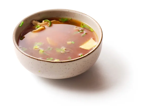 Sopa de miso con cebolla verde en un plato pequeño sobre fondo blanco —  Fotos de Stock