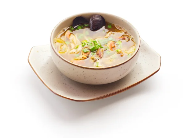 Sopa de miso con mejillón y cebolla en un plato pequeño sobre fondo blanco — Foto de Stock