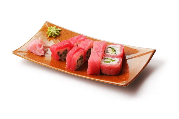 Rullar med tonfisk, crabmeat och lök i bruna kvadraten plattan över vit bakgrund — Stockfoto