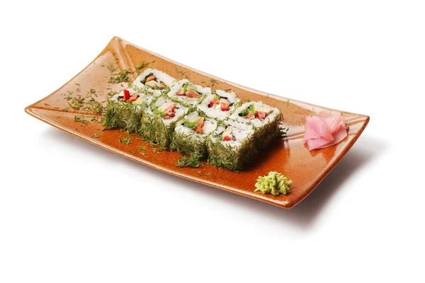 Rullar med dill, tonfisk och tofu i bruna kvadraten plattan över vit bakgrund — Stockfoto