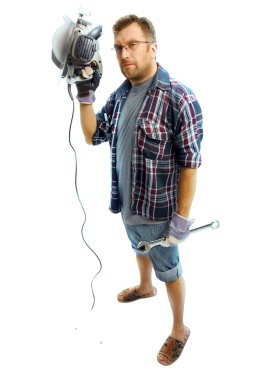 Beyaz arka plan üzerinde dairesel testere ve anahtar ile ciddi işçi