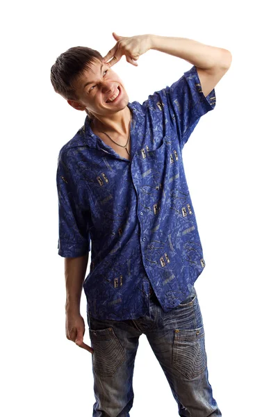 Chlápek v modrém triku se snaží zabít prstem přes bílé pozadí — Stock fotografie