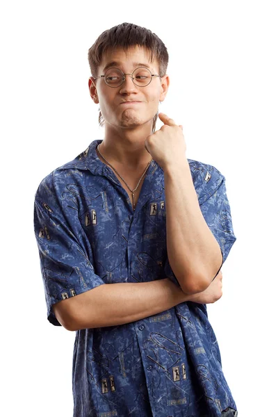 Abstrózní student v modré košili hloupě se usmál před bílým pozadím — Stock fotografie