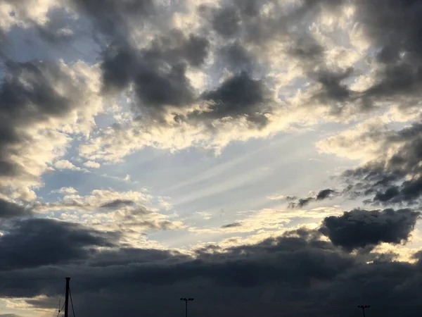 Gewitterwolken Mit Einem Tropfen Sonne — Stockfoto