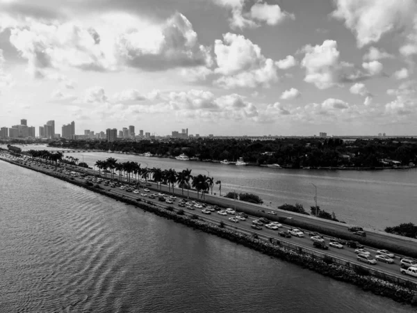 Miami Sahili Sahil Liman Bölgesi, yolcu gemisinin güvertesinden başlayarak Florida, ABD, siyah ve beyaz, klasik tarzda