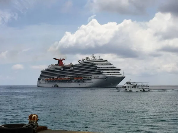 Imagen Del Crucero Carnaval Bajo Azul Nublado Cerca Del Muelle — Foto de Stock