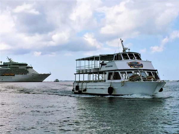 ケイマン諸島グランドケイマンの桟橋近くの後ろにカーニバルクルーズ船と乗り換えボート — ストック写真