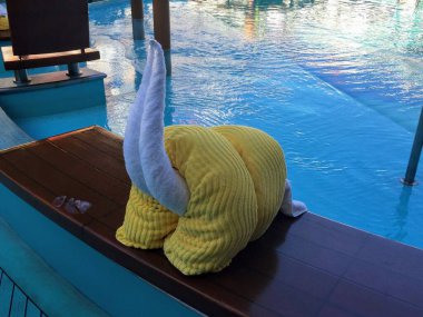 Havlu Sanatı - Yüzme havuzunun etrafında katlanmış havlu hayvan sabah yolcu gemisi Karayip Esintisi ile kıyı gezintisine çıkmadan önce