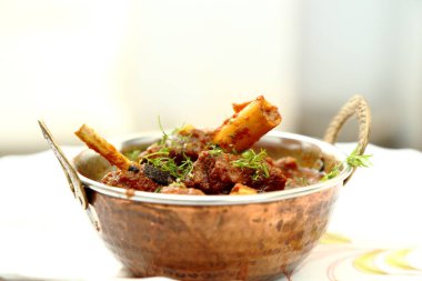 Hint usulü et yemeği ya da bakır pirinç kasede koyun eti körisi.