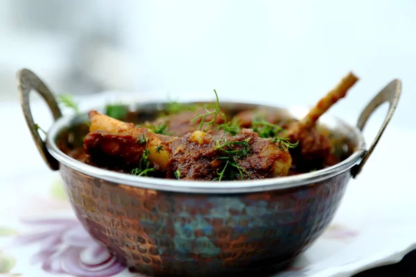 Piatto Carne Stile Indiano Curry Montone Una Ciotola Rame — Foto Stock
