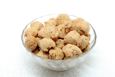 Soya beyaz arka planda cam bir kasede parçalanmış.