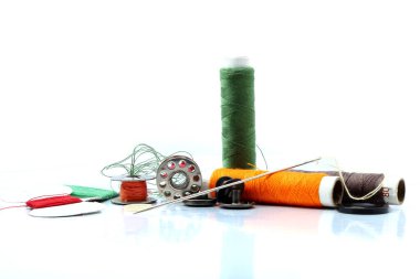 Beyaz arkaplanda terzi ekipmanı veya aksesuarlar