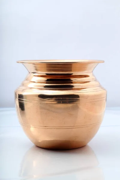 Beyaz arkaplanda yeni bakır kap