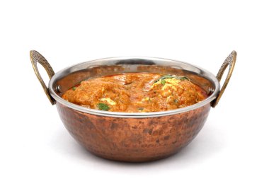 Beyaz arka planda Hint sebze yemeği.