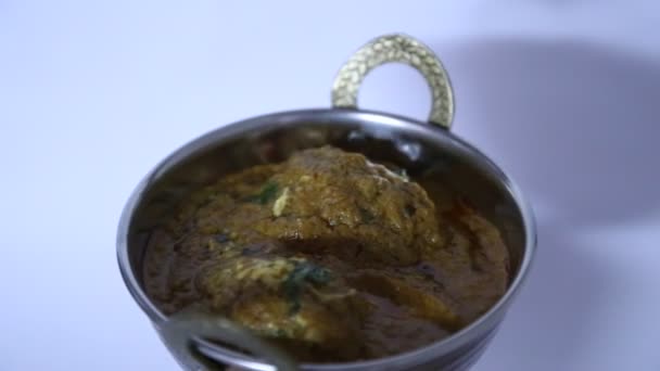 白色背景的印度炖菜Malai Kofta — 图库视频影像