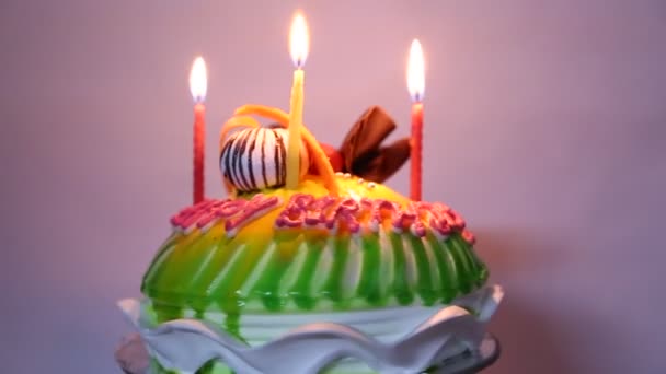 Torta Cumpleaños Giratoria Sobre Fondo Blanco — Vídeo de stock