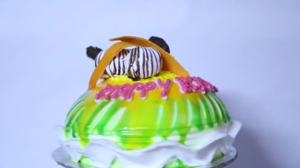 Deliziosa Torta Compleanno Sfondo Bianco — Video Stock