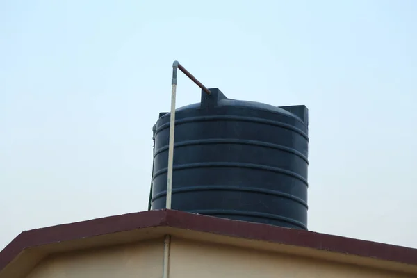 Çatıda plastik su tankı var.