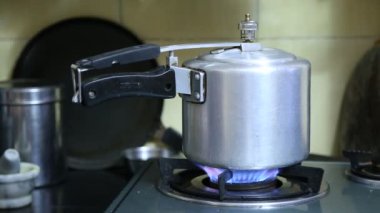Mutfaktaki düdüklü tencereden çıkan buharın yakın görüntüsü.