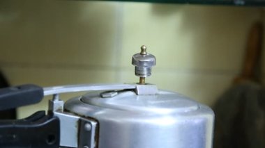 Mutfaktaki düdüklü tencereden çıkan buharın yakın görüntüsü.