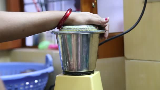 Indische Frau Macht Oder Mischt Gewürze Für Soße Mixer — Stockvideo