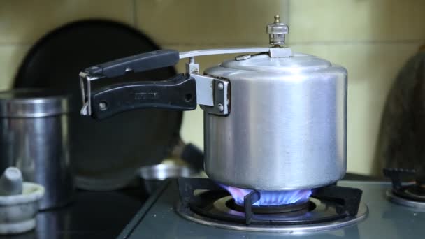 Vue Rapprochée Vapeur Dégagée Par Autocuiseur Dans Une Cuisine — Video