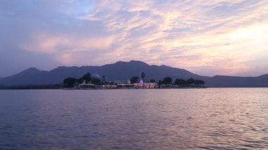 Pichola Gölü 'nde Jag Mandir' in tekne turu sırasında görüntüsü