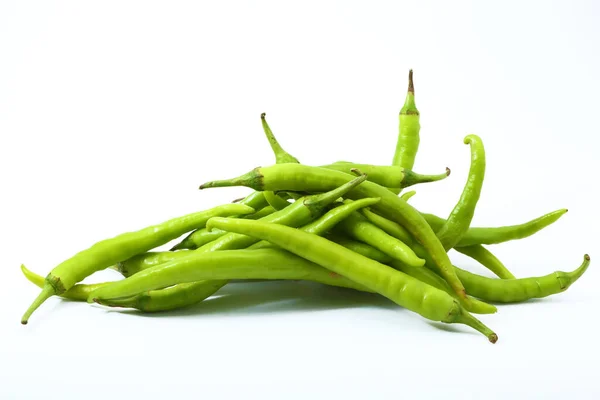 Beyaz arkaplanda yeşil biber